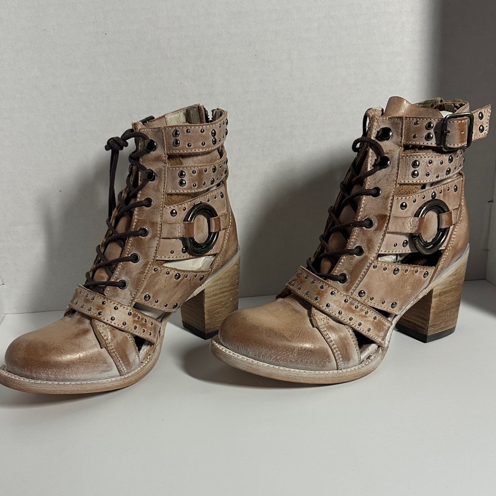 Freebirds! Lace/zip heeled ankle boots
